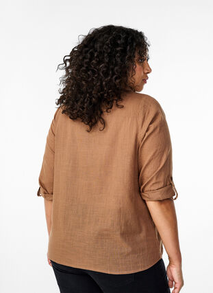 Zizzi Hemdbluse aus Baumwolle mit V-Ausschnitt, Coca Mocha, Model image number 1