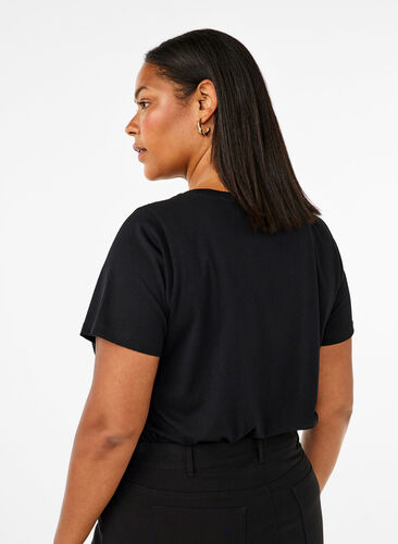 Zizzi Baumwoll-T-Shirt mit Strasssteinen, Black, Model image number 1