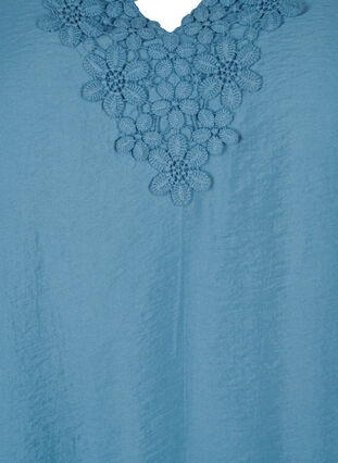 Zizzi Viskose-Bluse mit V-Ausschnitt und Stickdetail, Blue Heaven, Packshot image number 2