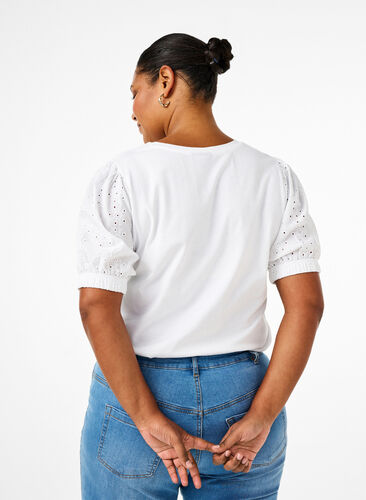 Zizzi Bluse aus Bio-Baumwolle mit Lochstickerei am Ärmel, Bright White, Model image number 1