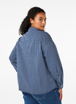 Zizzi Gestreiftes Jeanshemd mit Brusttaschen, Blue Denim Stripe, Model image number 1