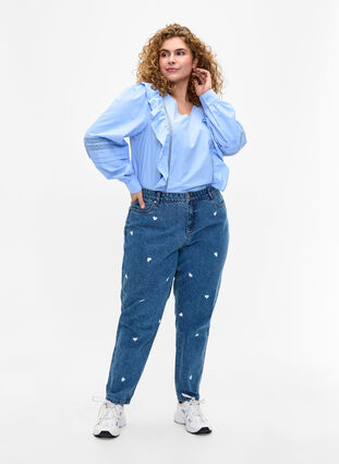Zizzi Mille Mom Fit Jeans mit Stickerei, Light Blue Heart, Model image number 0