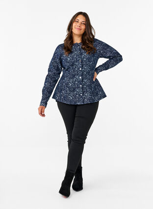 Zizzi Denim-Shirt mit Rosenmuster, Denim Rose AOP, Model image number 3