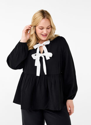 Zizzi Bluse aus Viskose mit Schleifen und langen Ärmeln, Black White Bow, Model image number 0