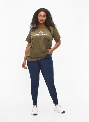 Zizzi FLASH - T-Shirt mit Motiv, Ivy Green, Model image number 2