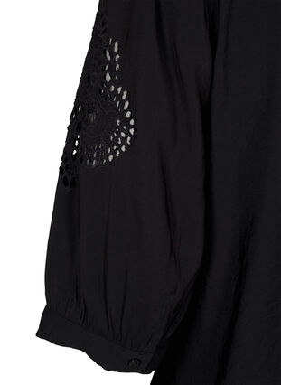 Zizzi Hemdbluse mit Rüschen und Lochstickereien, Black, Packshot image number 3