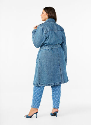 Zizzi Denim-Trenchcoat mit Gürtel, Blue Denim, Model image number 2