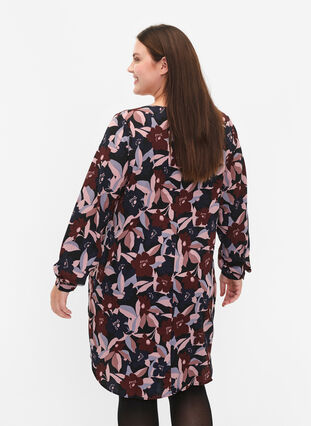 Zizzi Kleid mit V-Ausschnitt und Aufdruck, Black R. Flower AOP, Model image number 1