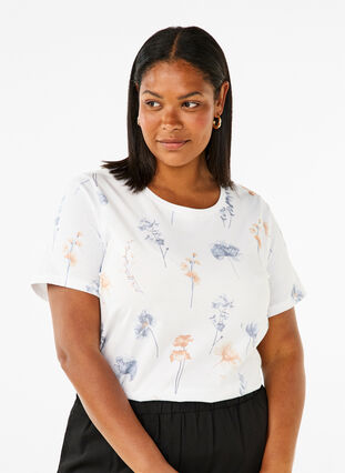 Zizzi T-Shirt aus Bio-Baumwolle mit Blumendruck, White W. Blue flower, Model image number 0