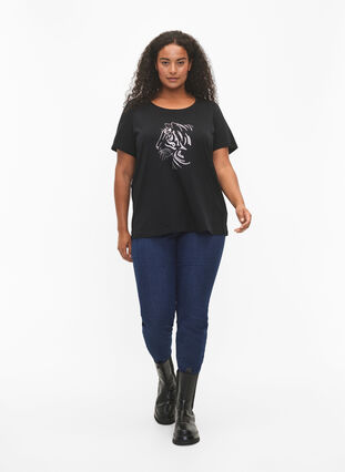 Zizzi Baumwoll-T-Shirt mit Motiv, Black w. Lion, Model image number 2