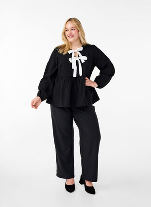 Zizzi Bluse aus Viskose mit Schleifen und langen Ärmeln, Black White Bow, Model image number 2