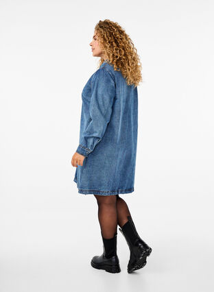 Zizzi Kurzes Jeanskleid in A-Linie mit langen Ärmeln, Blue Denim, Model image number 1