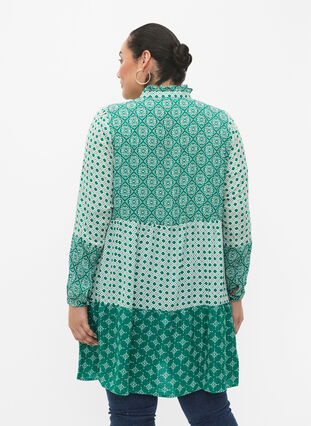 Zizzi A-förmiges Kleid mit Mustern und Schnittlinien, Green AOP, Model image number 1