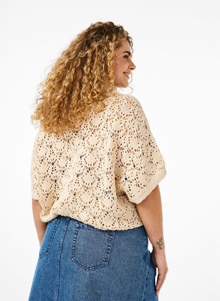 Zizzi Strickbluse mit kurzen Fledermausärmeln, Sandshell, Model image number 1