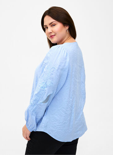 Zizzi Bluse aus TENCEL™-Modal mit gestickten Details, Serenity, Model image number 1