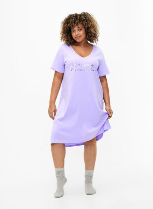 Zizzi Organische Baumwoll-Nachthemd mit V-Ausschnitt, Lavender Decide, Model image number 2
