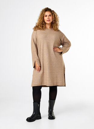 Zizzi Strickkleid mit Rundhalsausschnitt und Schlitz, Desert Taupe Mel., Model image number 2