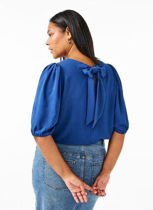 Zizzi Bluse mit kurzem Arm und Schleife hinten, Estate Blue, Model image number 1