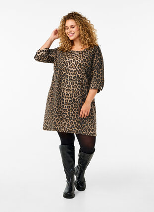 Zizzi Jeanskleid mit Leoparden-Print, Leo AOP, Model image number 2