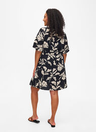 FLASH – Kurzärmeliges Kleid mit Gürtel, Black Off White Fl., Model