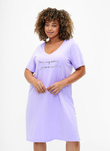 Zizzi Organische Baumwoll-Nachthemd mit V-Ausschnitt, Lavender Decide, Model image number 0