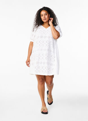Zizzi Kurzes Kleid mit V-Ausschnitt und Lochmuster, Bright White, Model image number 2