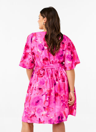 Zizzi Knielanges Kleid mit Blumenprint und Wickeloptik, Pink Rose AOP, Model image number 2