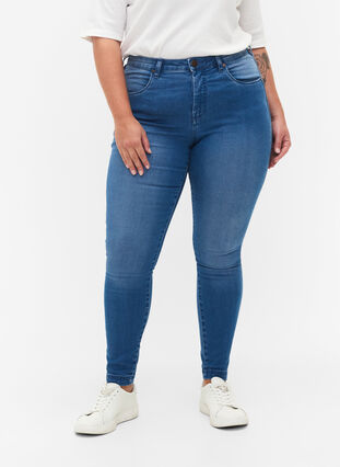 Zizzi Super Slim Amy Jeans mit hoher Taille, Light blue, Model image number 2