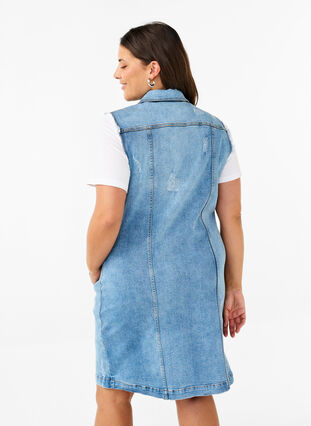 Zizzi Ärmelloses Jeanskleid mit Schnittkantendetails, Light Blue Denim, Model image number 1