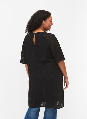 Zizzi Kleid mit Struktur und kurzen Ärmeln, Black, Model image number 1