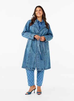 Zizzi Denim-Trenchcoat mit Gürtel, Blue Denim, Model image number 1