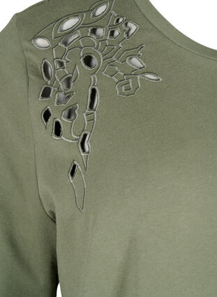 Zizzi T-Shirt aus Bio-Baumwolle mit Stickereidetails, Thyme, Packshot image number 2