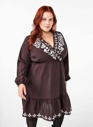 Zizzi Langärmeliges Viskosekleid mit Muster, Seal Brown, Model image number 0