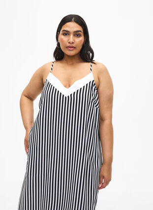 Zizzi FLASH – Gestreiftes Trägerkleid aus Viskose, Black White Stripe, Model image number 2