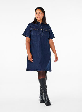 Zizzi Denim-Kleid mit kurzen Ärmeln und Brusttaschen, Dark Blue Denim, Model image number 2