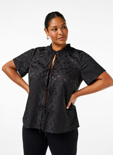 Zizzi Kurzärmelige Jacquard-Bluse mit Schleifen, Black, Model image number 0