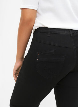 Zizzi Regular Fit Gemma Jeans mit hoher Taille, Black, Model image number 4