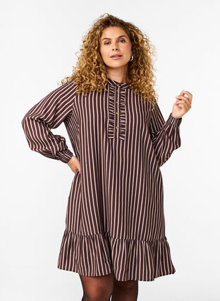 Zizzi Kurzes gestreiftes Kleid mit Rüschen, Hot Fudge Stripe AOP, Model image number 0