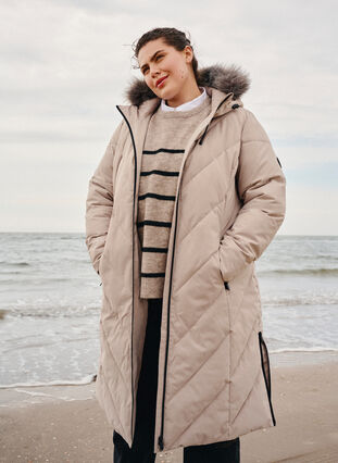 Zizzi Lange Winterjacke mit Kapuze und Kunstfellkragen, Simply Taupe, Image image number 1