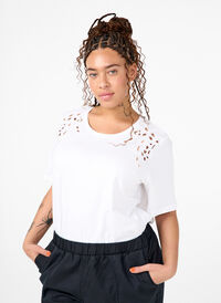 T-Shirt aus Bio-Baumwolle mit Stickereidetails, Bright White, Model