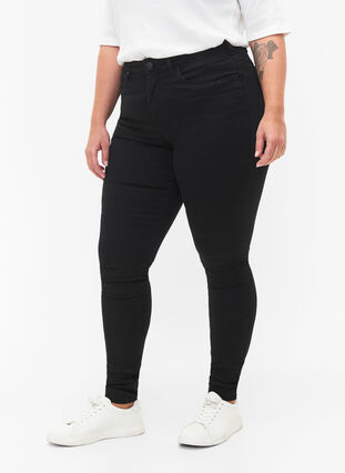 Zizzi Extra schmale Amy Jeans mit hoher Taille, Black, Model image number 2