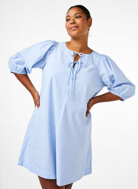 Kleid mit Bindebändchen und 3/4-Ärmeln, Blue Stripe, Model