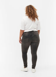 Super Slim Amy Jeans mit hoher Taille, Dark Grey Denim, Model