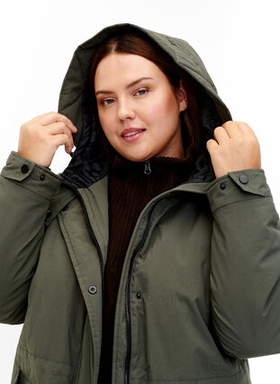 Zizzi Parka mit Kapuze und verstellbarer Taille, Black Olive, Model image number 2