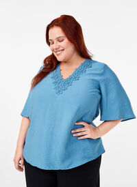 Viskose-Bluse mit V-Ausschnitt und Stickdetail, Blue Heaven, Model