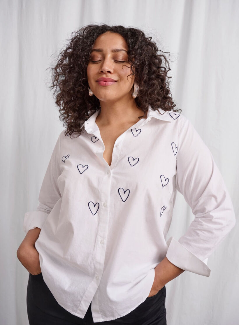 Zizzi Shirt mit gestickten Herzen, , Model, 2