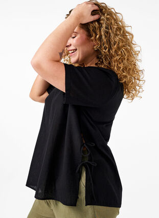 Zizzi Kurzärmlige Bluse aus Baumwoll-Mix mit Leinen und Spitzendetail, Black, Model image number 2