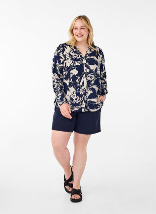 Zizzi Langarmshirt mit Print und V-Ausschnitt, Navy Blazer AOP, Model image number 2