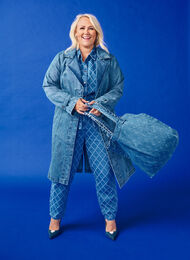 Denim-Trenchcoat mit Gürtel, Blue Denim, Model