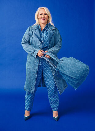 Zizzi Denim-Trenchcoat mit Gürtel, Blue Denim, Model image number 0